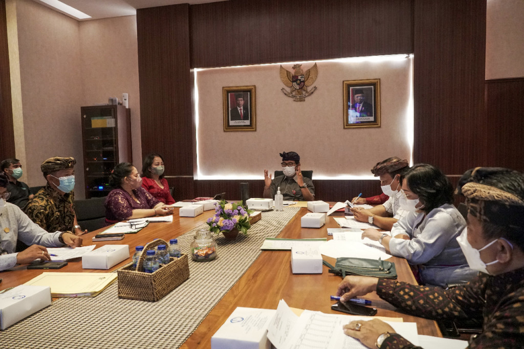 Pimpin Rapat Evaluasi Perumda Pasar Mangu Giri Sedana